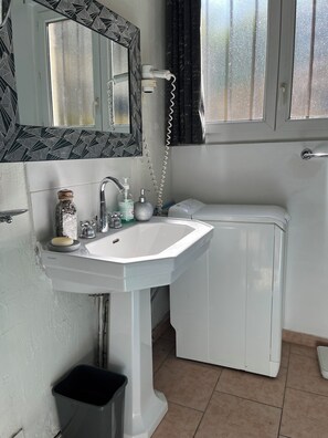 Hair dryer, towels, soap - Vrbo Property (Molières-sur-Cèze)