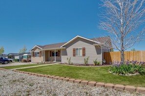 A single-story house with a front porch, a driveway, and a wooden fence. - Gateway to Zion NP! Group Getaway w/ Mtn Views (Enoch)