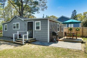 Outdoor dining - Periwinkle: Gateway to Cape Cod Coastal Cottage (Wareham)