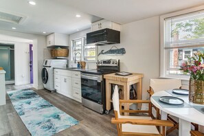 Fridge, microwave, stovetop, coffee/tea maker - Periwinkle: Gateway to Cape Cod Coastal Cottage (Wareham)
