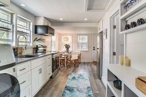 Fridge, microwave, stovetop, coffee/tea maker - Periwinkle: Gateway to Cape Cod Coastal Cottage (Wareham)