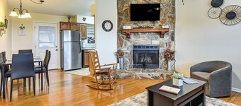 Walk to Lake Ariana Park! Home w/ Screened Porch