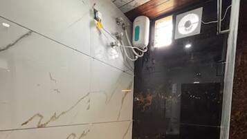 Ducha, toallas, jabón, shampoo