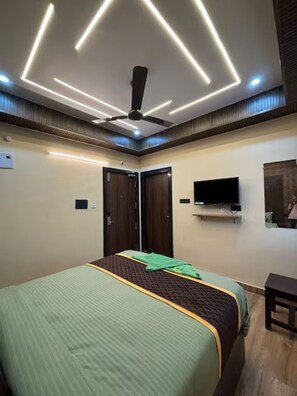 Desk, free WiFi - Hotel NSK Grand Kunuru By OTABoostup (Penumuluru)