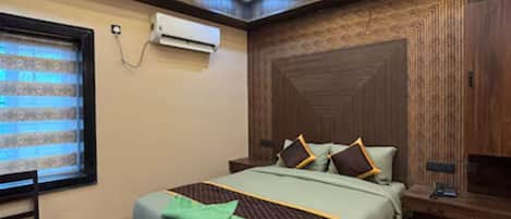 Desk, free WiFi, bed sheets