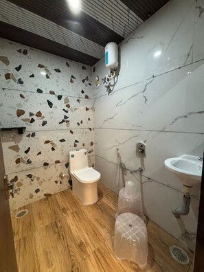 Superior tweepersoonskamer | Badkamer | Een douche, handdoeken, zeep, shampoo