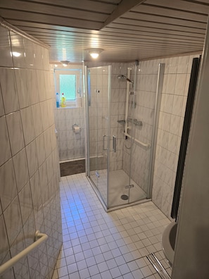 Bathroom - Quiet and Cozy Ground Floor Apartment with Balcony and Wi-Fi (Herford)