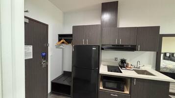 Refrigerador, microondas, cafetera/tetera