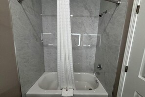 Chuveiro, secador de cabelo, toalhas de banho 