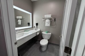 Shower, hair dryer, towels - 2 Queen Beds|Nsmk,Kitchen (Giddings TX)