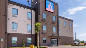 Un hotel moderno con un cartello che riporta la scritta 'studio 6 extended stay'.