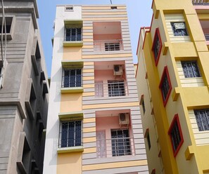 House | Exterior - Hotel O Park Street Metro Station (Kolkata)