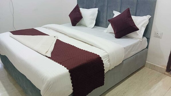 Superior Double Room | Free WiFi - HR Residency (Delhi)