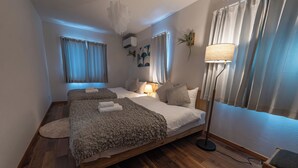 Ein Schlafzimmer mit einem hölzernen Bett, einer Stehlampe und einem Nachttisch.