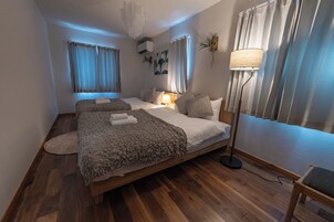 Casa básica | Tabla de planchar con plancha y wifi gratis