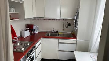 Kühlschrank, Ofen, Herdplatte, Wasserkocher mit Kaffee-/Teezubehör