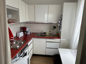 Réfrigérateur, four, plaque de cuisson, cafetière/bouilloire