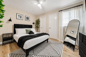 1 bedroom, iron/ironing board, travel cot, free WiFi - Upscale Montrose Gem Perfect for Work or Play (Houston)