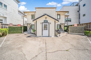 Exterior - Upscale Montrose Gem Perfect for Work or Play (Houston)