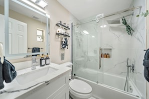 Hair dryer, towels, soap, shampoo - Upscale Montrose Gem Perfect for Work or Play (Houston)