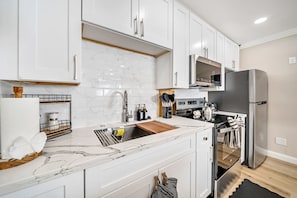 Coffee/tea maker, fridge, microwave, oven - Upscale Montrose Gem Perfect for Work or Play (Houston)