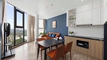 Deluxe Apartment, Lake View | Living area