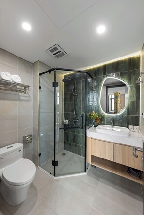 Shower, hair dryer, slippers, towels - 3A Hometel Hanoi (Ha Noi)