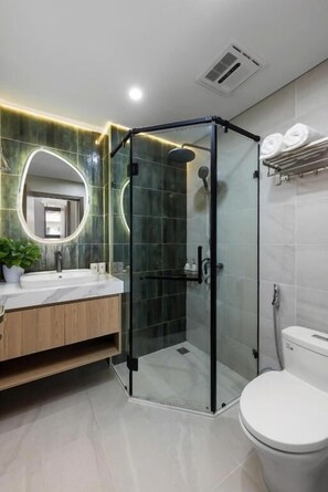 Suite Deluxe, vue parc | Salle de bain | Douche, sèche-cheveux, chaussons, serviettes fournies