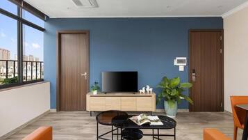 Deluxe Apartment, City View | Living area