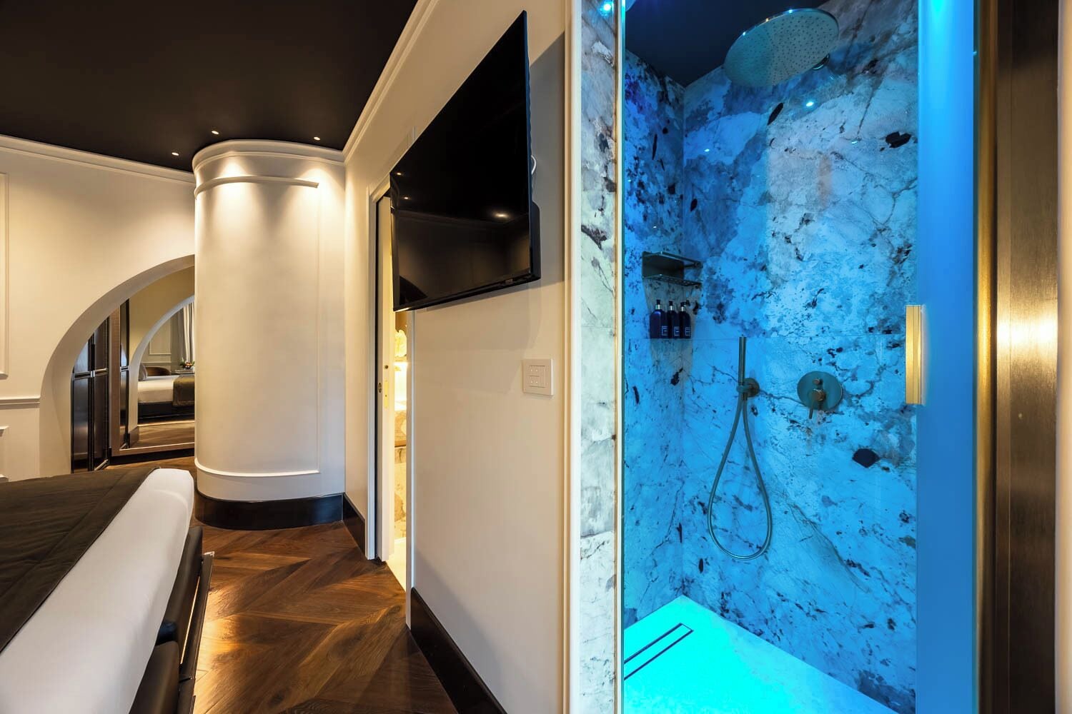 Deluxe Double Room | Bathroom shower