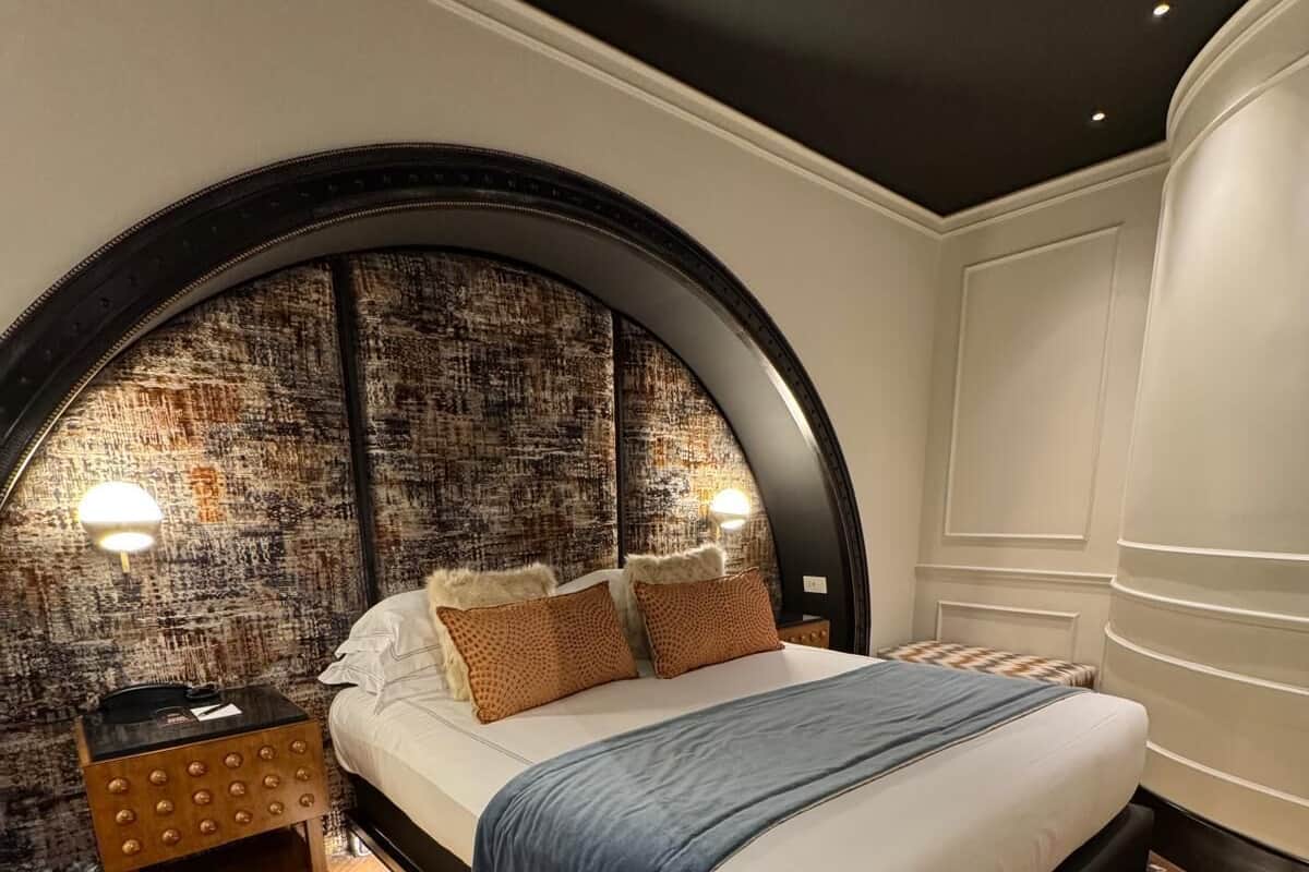 Kamar Double Superior | Seprai premium, busa memori, minibar, dan brankas