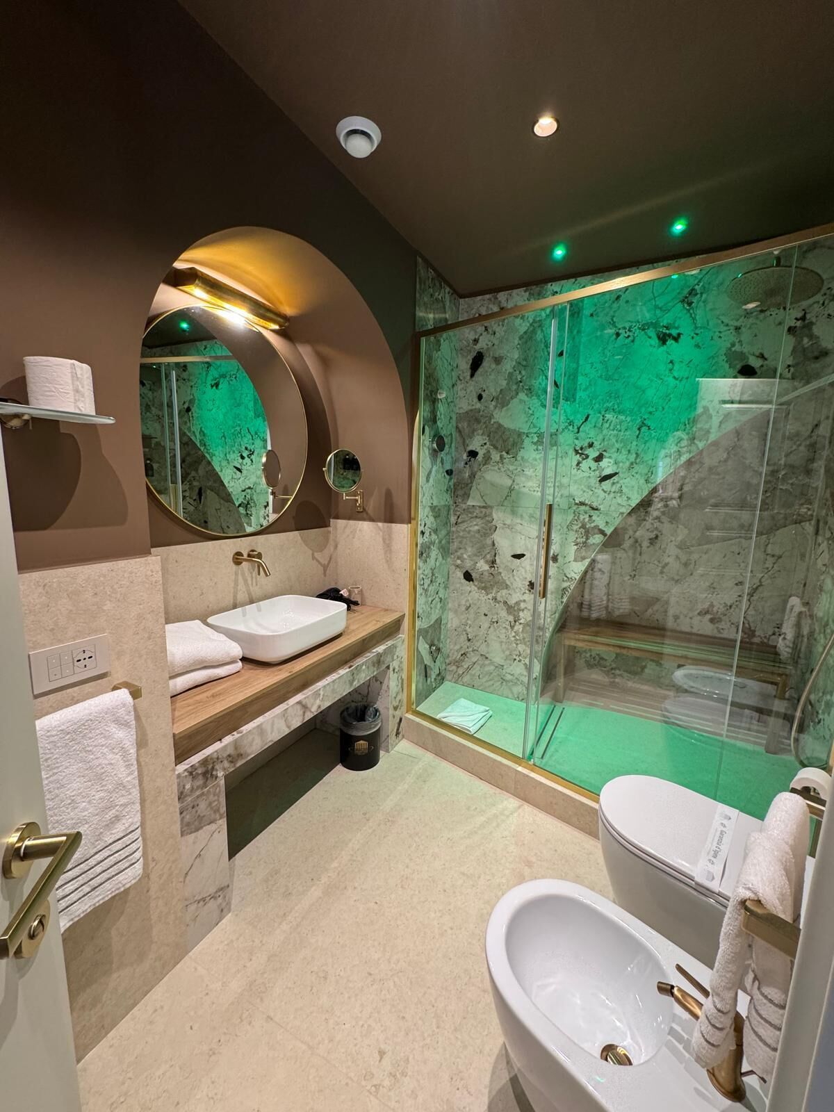 Chambre | Salle de bain | Douche, articles de toilette gratuits, sèche-cheveux