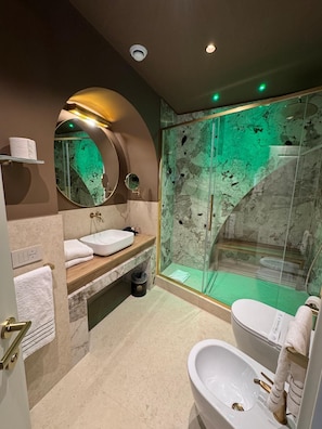 Kamar | Kamar mandi | Shower, perlengkapan mandi gratis, pengering rambut, dan handuk