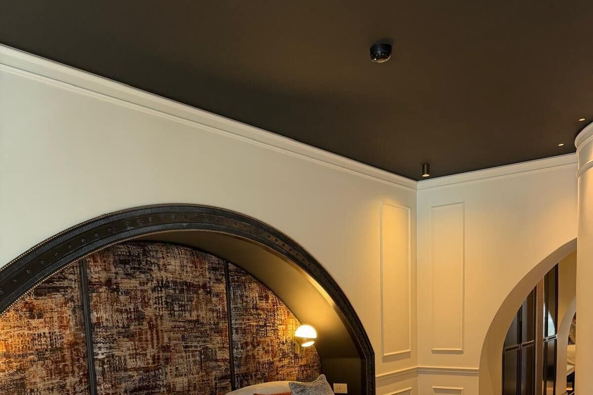 Kamar Double Deluks | Seprai premium, busa memori, minibar, dan brankas