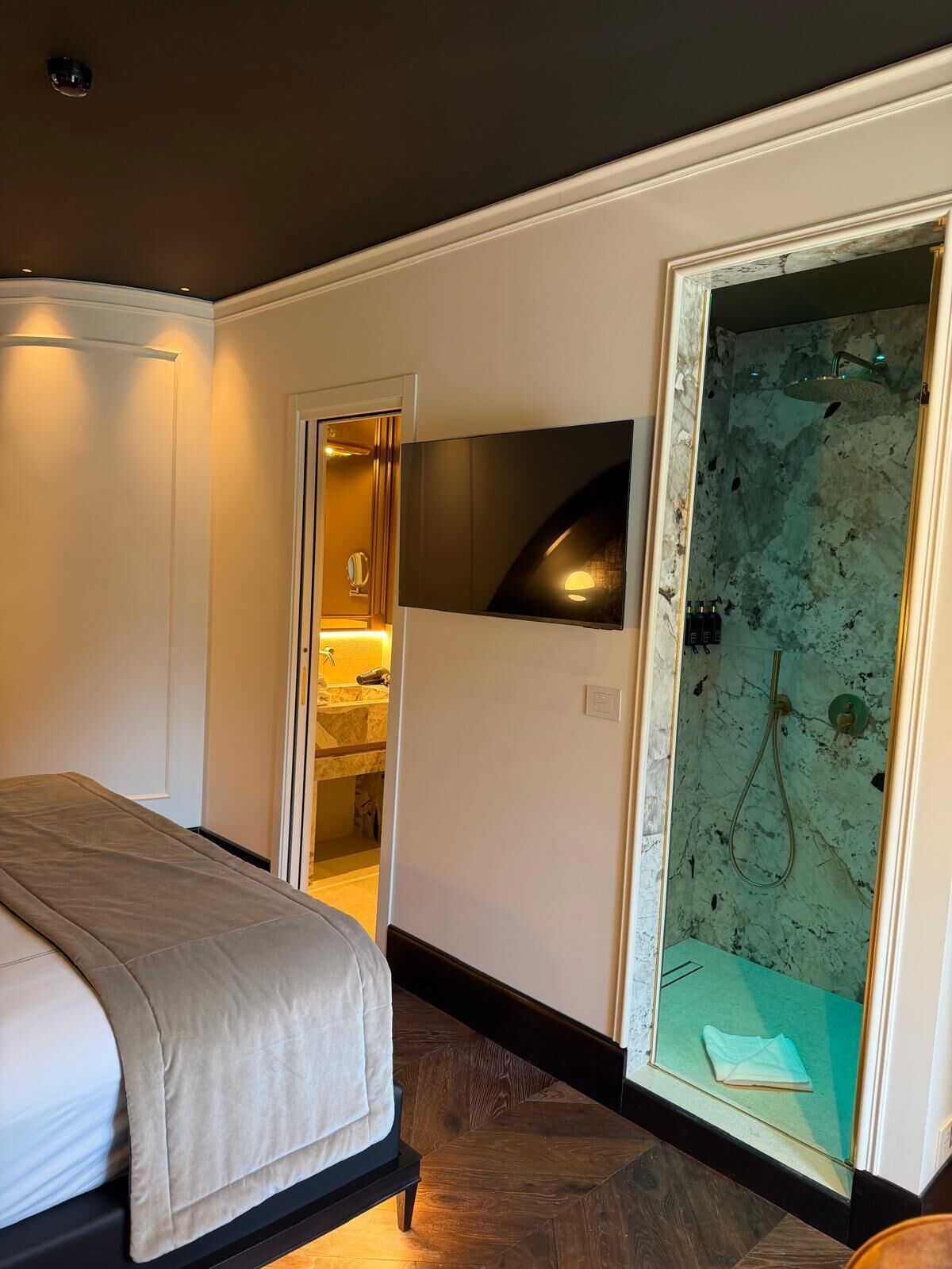 Quarto casal superior | Cofres nos quartos, escrivaninha, Wi-Fi de cortesia