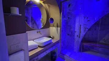 Værelse | Badeværelse | Bruser, gratis toiletartikler, hårtørrer, håndklæder