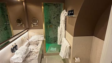 Quarto | Banheiro | Chuveiro, produtos de toalete grátis, secador de cabelo
