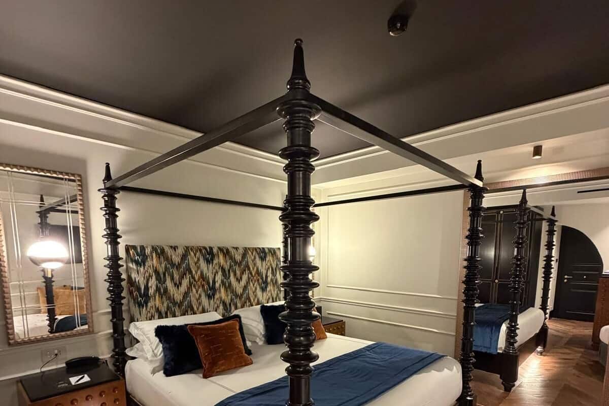 Kamar | Seprai premium, busa memori, minibar, dan brankas