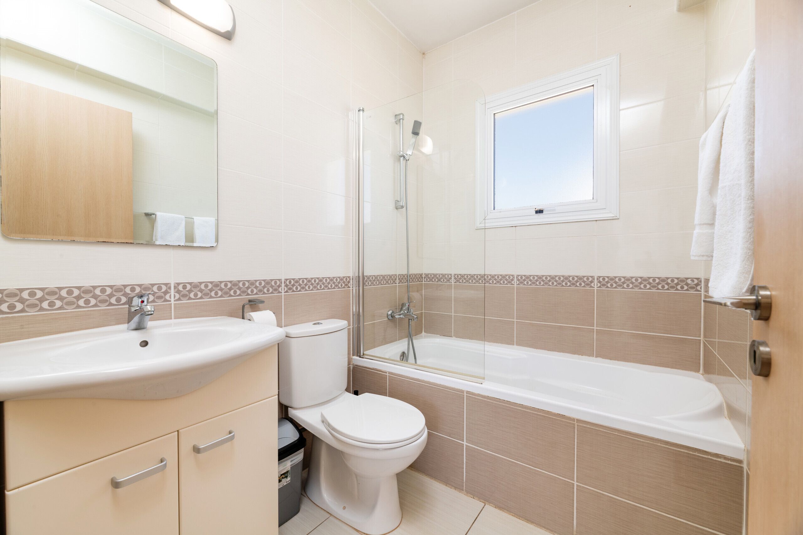 Ein Badezimmer mit Waschbecken, Toilette, Dusche und Badewanne.