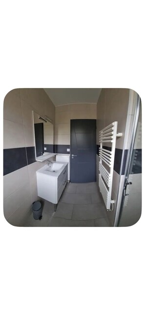 Shower, hair dryer, towels, toilet paper - Vrbo Property (Clairvaux-les-Lacs)