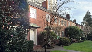 Exterior - Delightful 1-bedroom corporate apartment in vibrant in the center of Portland. (Portland)
