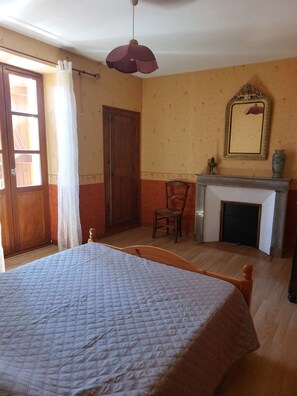 3 chambres, fer et planche à repasser