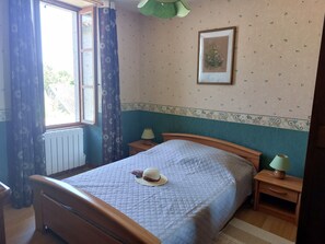 3 Schlafzimmer, Bügeleisen/Bügelbrett