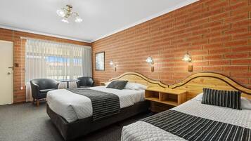 Comfort Triple Room | Iron/ironing board, free WiFi