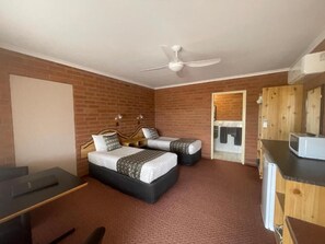 Standard Twin Room | Iron/ironing board, free WiFi - Edithburgh Seaside Motel (Edithburgh)