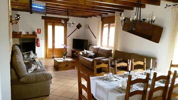 TV, lareira, DVD player, mesa de pingue-pongue