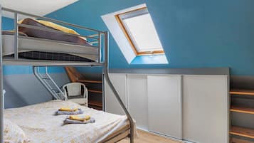 7 bedrooms, iron/ironing board, WiFi, bed sheets