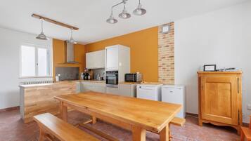 Frigorifero, microonde, forno, piano cottura