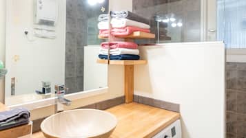 Dusche, Haartrockner, Handtücher
