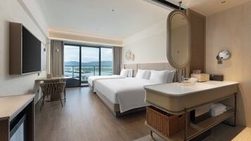 Cubrecamas, minibar, escritorio y cortinas blackout